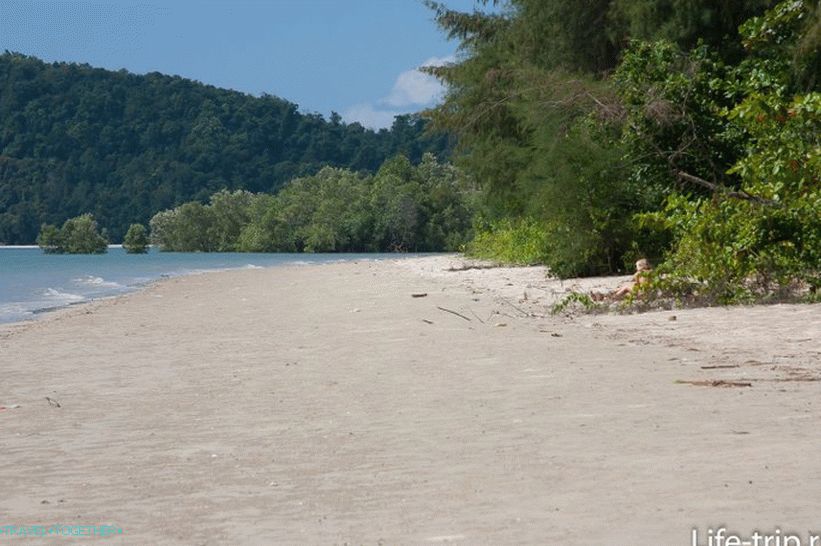 Pláž Pan Krabi je dlhá a úplne divoká.