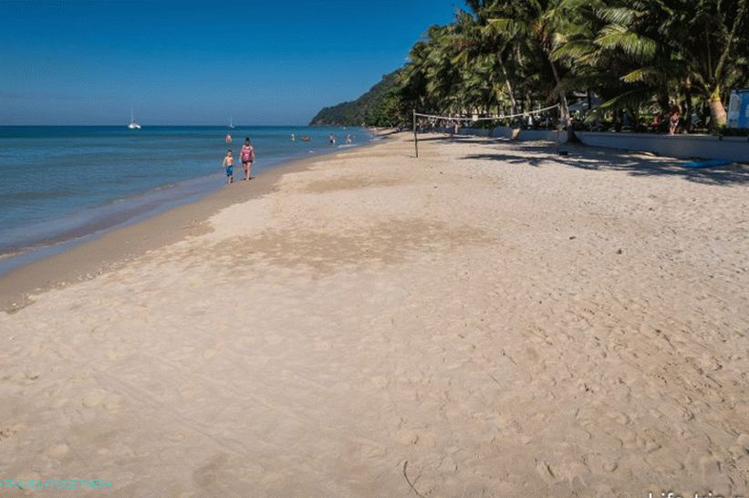 Pláž s bielym pieskom v Koh Chang