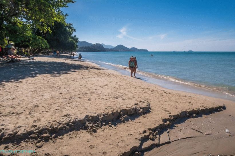 Pláž s bielym pieskom v Koh Chang
