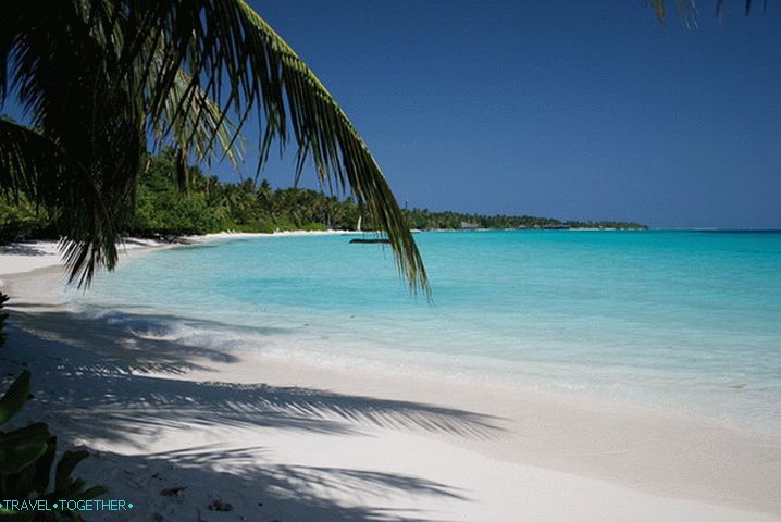 Biely piesok. Maldivy.