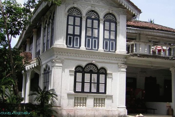 Phuket Chinpracha House