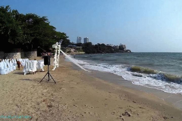 Počasie v Pattaya v júni, pláž na Pratamnaku