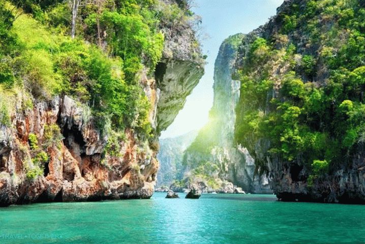 Počasie v Krabi v máji, v Thajsku osamelé skaly