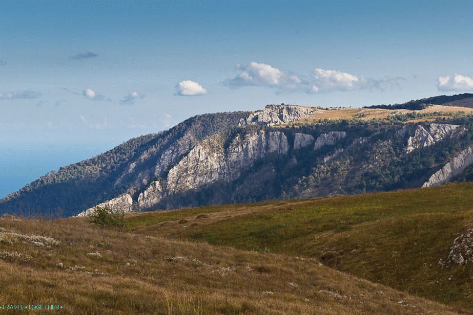 V diaľke slnko svieti Demerdzhi yaylu.