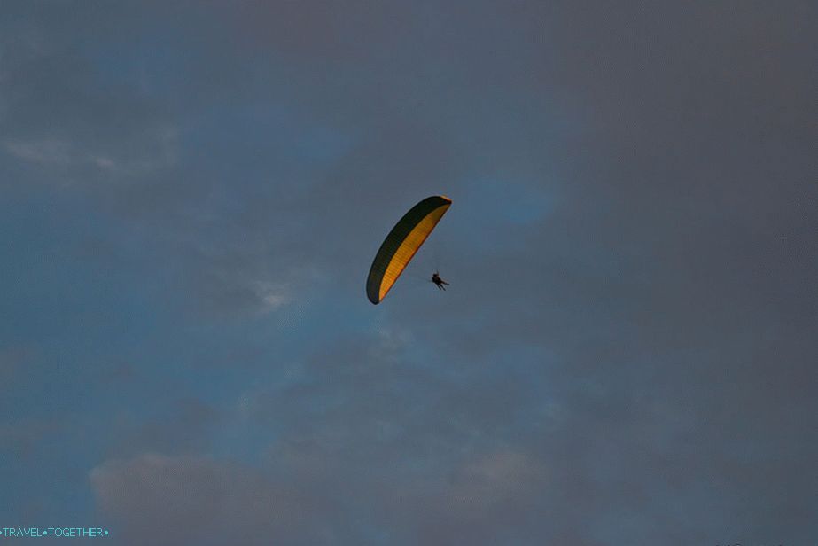 Lietame takmer pod mrakmi