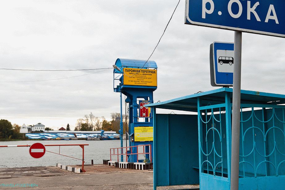 Autobusová zastávka na brehu rieky Oka