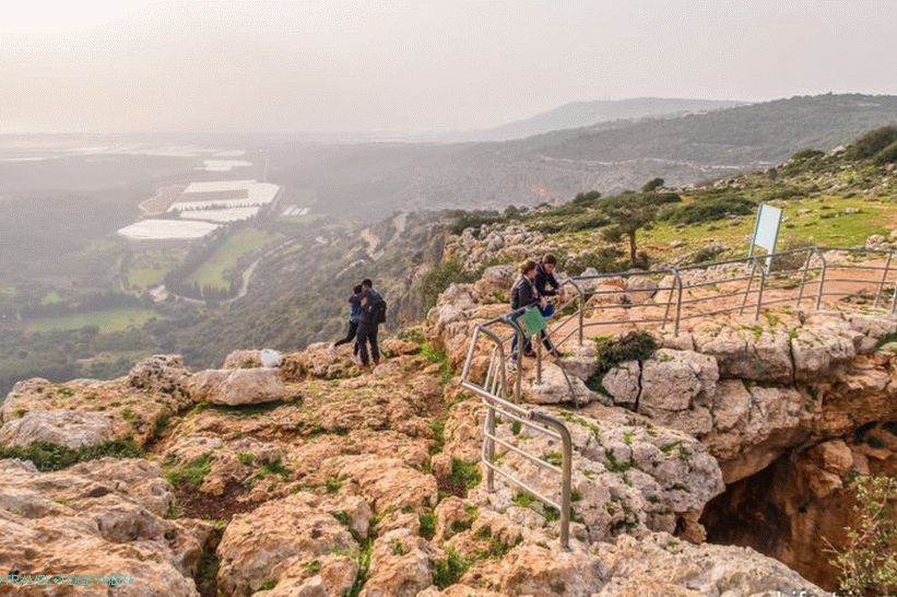 Úžasná skala na severe Izraela - park Adamit a jaskyňa Keshet