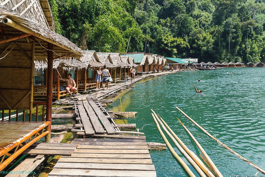 Domy na vode pri jazere Cheo Lan