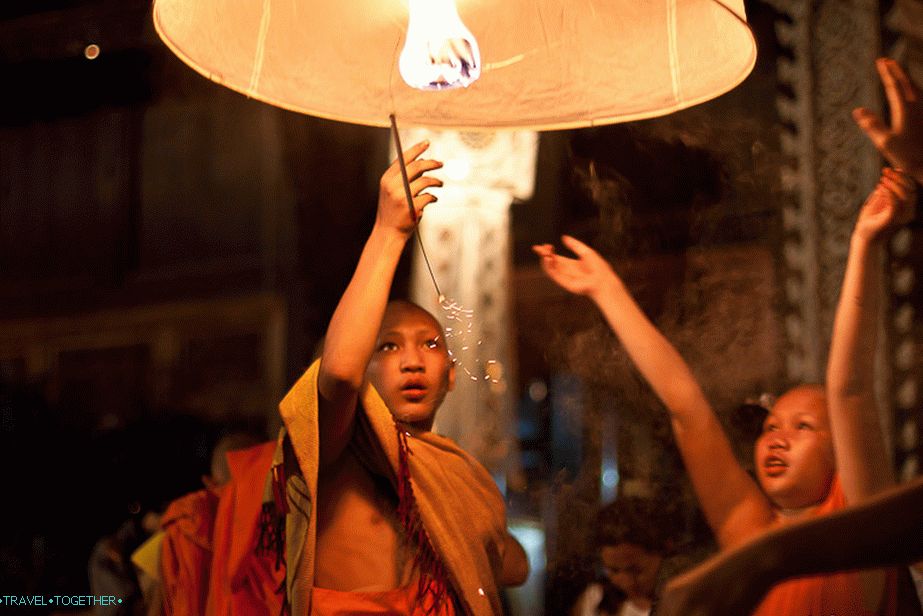 Deti spúšťajú lucerny na oblohe - Loy Kratong a Yi Peng Festival
