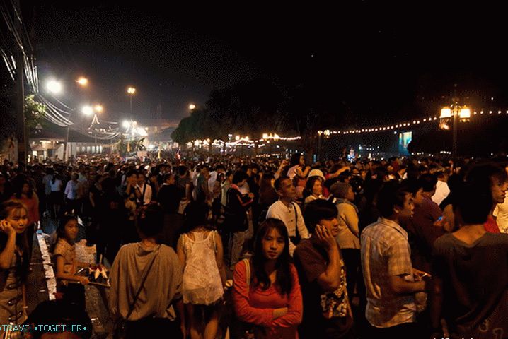 Všetci Chiang Mai sa zišli na nábreží
