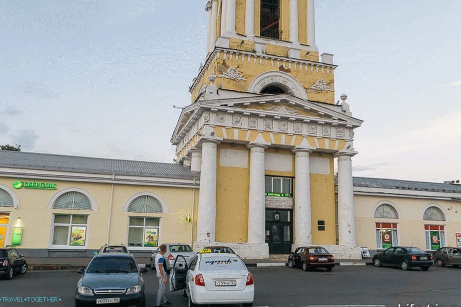 Komplex pozostáva z kostola, Sberbank a Dixie, všetko, čo človek potrebuje na život