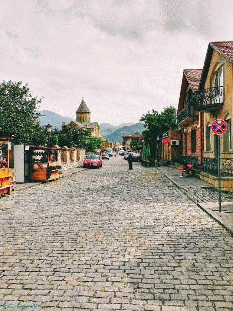 Ulica Mtskheta pozdĺž múru Svetitskhoveli
