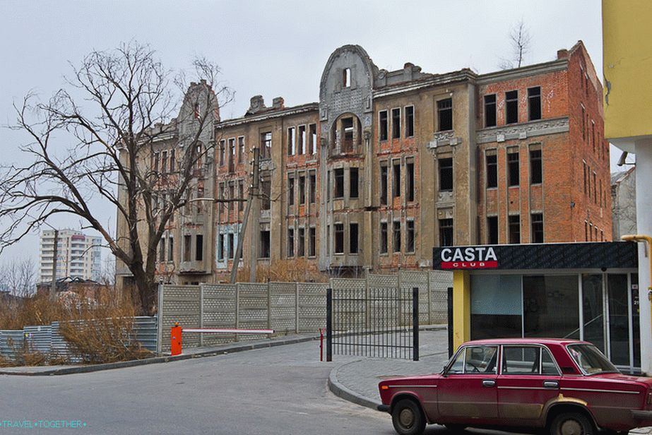 Nedokončený dom mi pripomenul stredoveký hrad