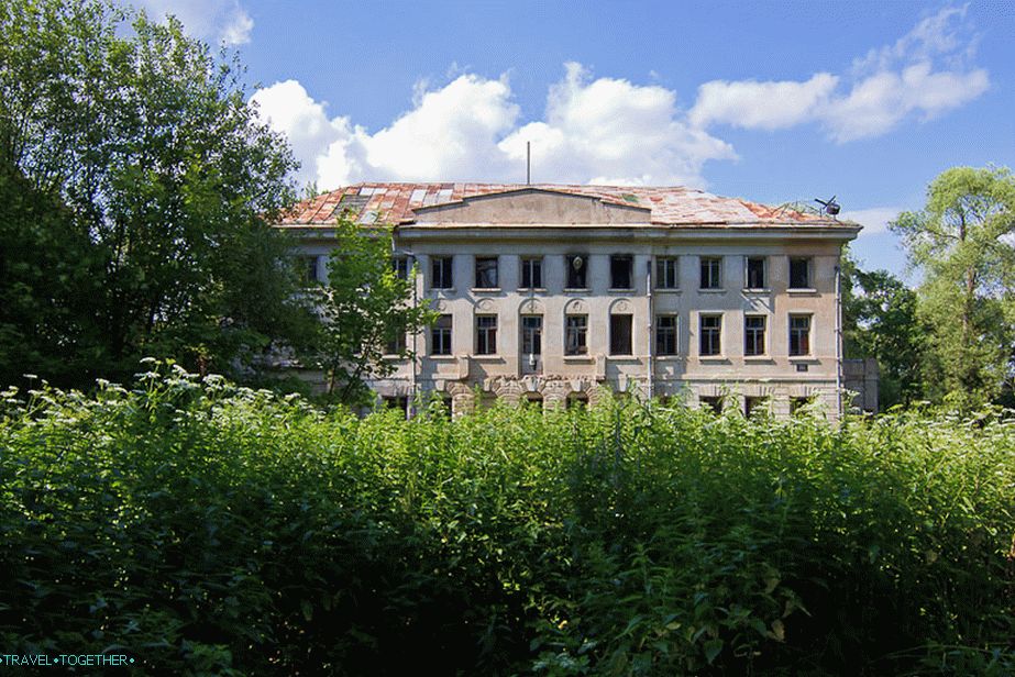 Manor Pushchino na Oka cez žihľavu