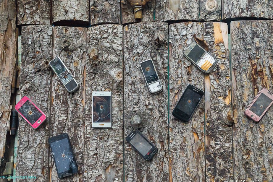 Telefóny pribité na toaletné dvere