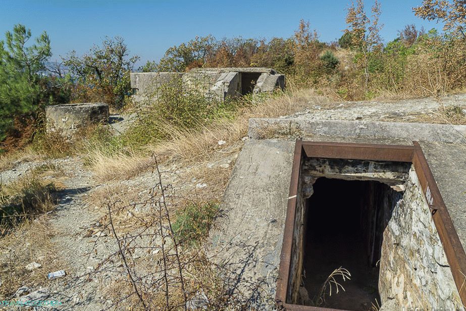 Rozbité vojenské krabičky na trati