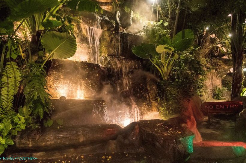 Dino Park Restaurant v Phukete - Jedlo a zábavný park