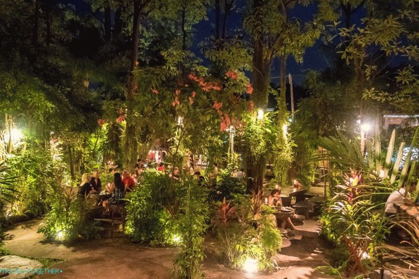 Dino Park Restaurant v Phukete - Jedlo a zábavný park