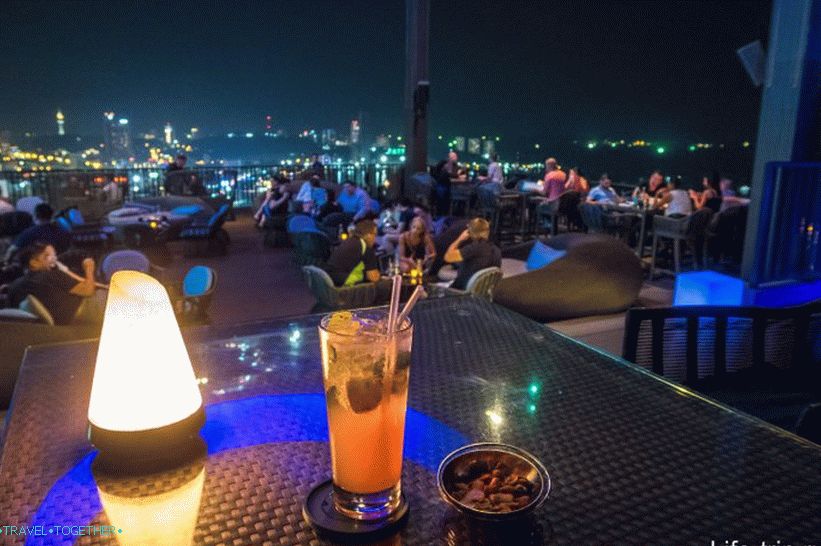 Reštaurácia na streche hotela Hilton v Pattaya - 34. poschodie s výhľadom na mesto