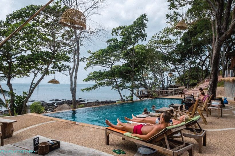 Rock Beach on Koh Lanta - bar pri bazéne