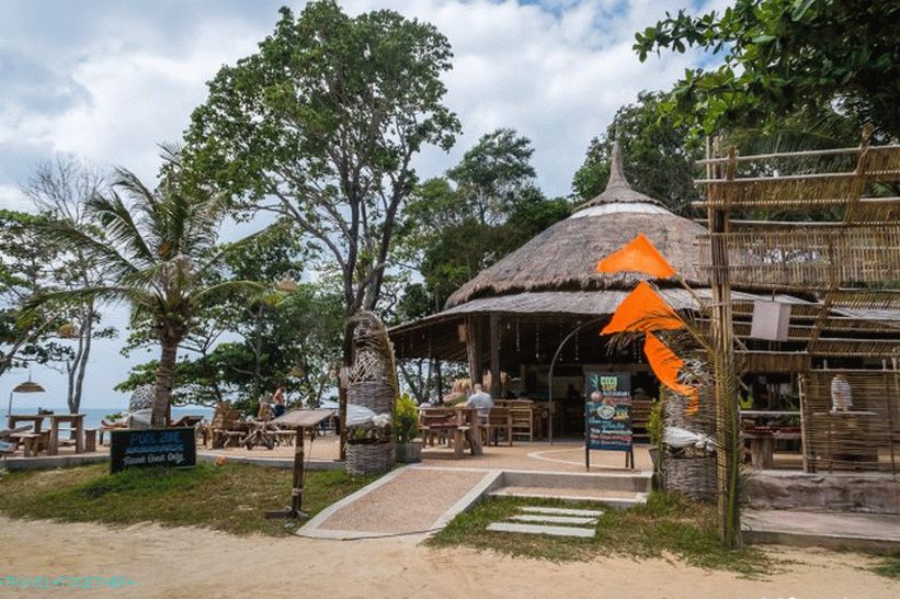 Rock Beach on Koh Lanta - bar pri bazéne