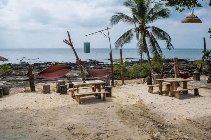 Rock Beach on Koh Lanta - bar pri bazéne