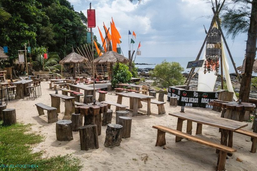 Rock Beach on Koh Lanta - bar pri bazéne