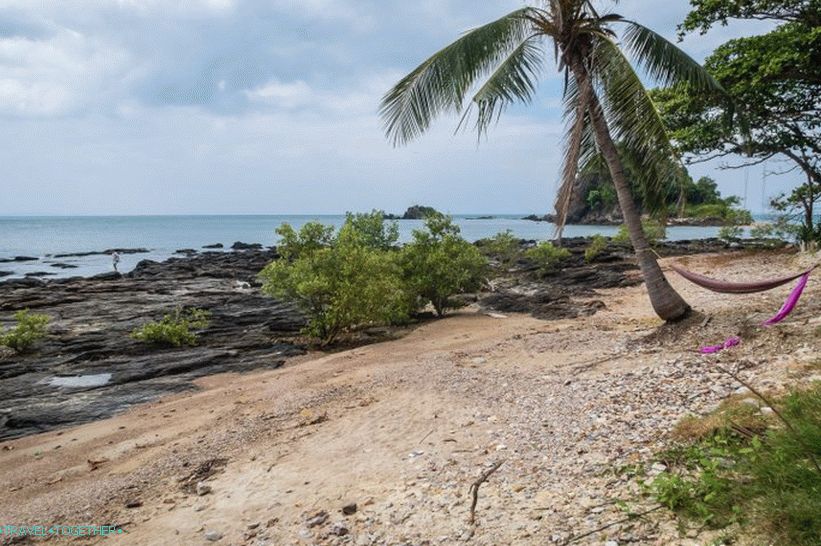Rock Beach on Koh Lanta - bar pri bazéne