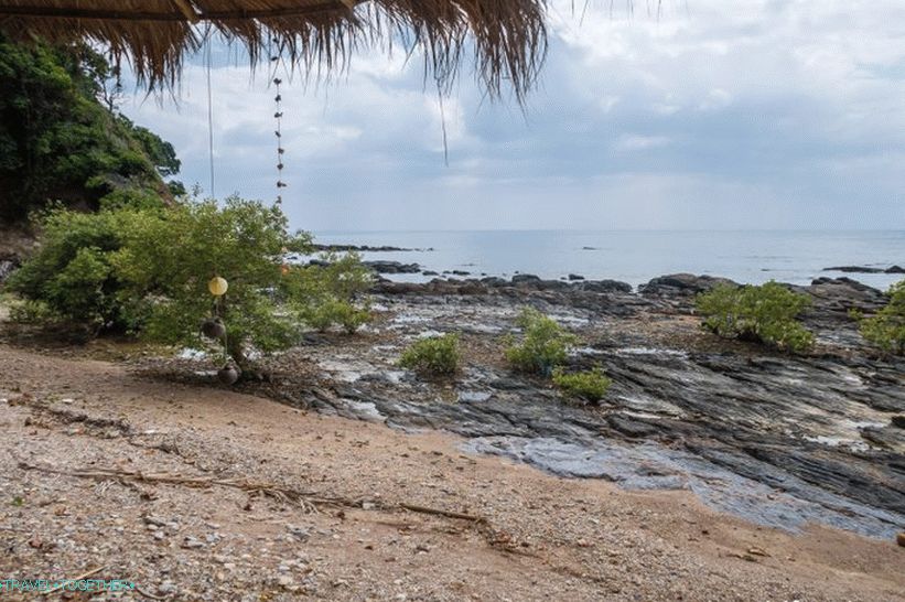Rock Beach on Koh Lanta - bar pri bazéne