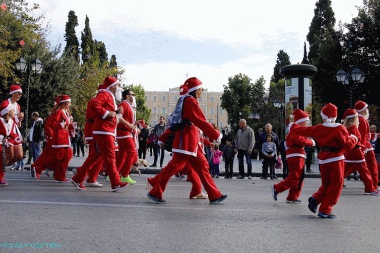 Vianočný beh Santa Clausa v Aténach (foto)