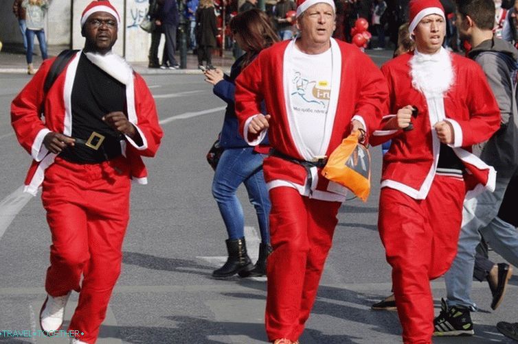 Vianočný beh Santa Clausa v Aténach (foto)