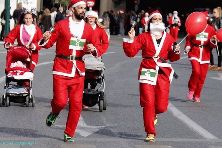 Vianočný beh Santa Clausa v Aténach (foto)
