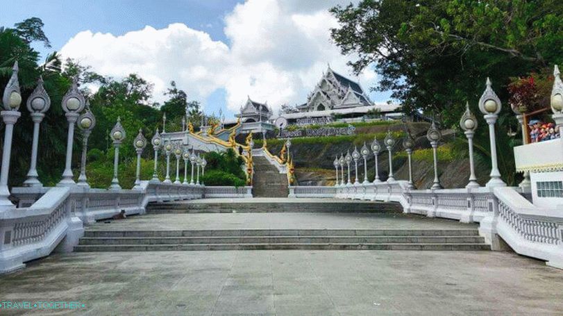Biely chrám Wat Kaew Ko Wararam v Krabi