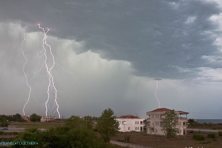 Búrka v Karasu. Turecko. Pobrežie Čierneho mora.