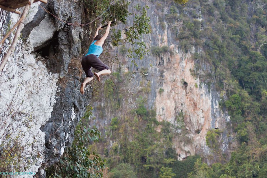 Takto sme leteli po bungee nad riekou.