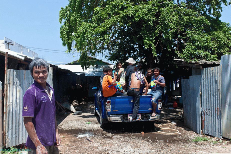 Susedia sa zhromažďujú na boj s názvom Songkran