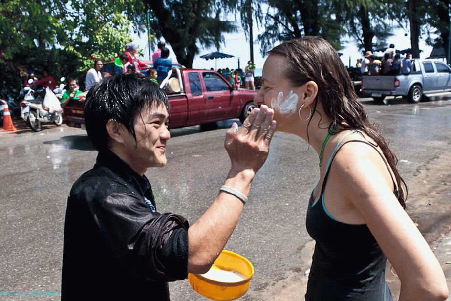 Takže, jemne a odsúdene, Happy Songkran, rozmazal tváre mastenca.