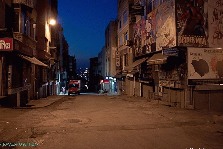 V centre Istanbulu večer.