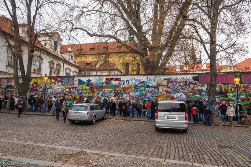 Lennonova stena v Prahe - tridsať metrov pouličného umenia