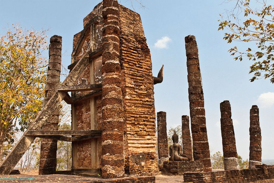 Wat Saphan Hin - zálohuje tak, aby Buddha neklesol