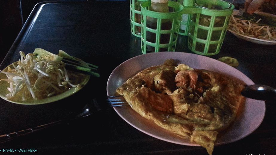 Pad Thai v pouličnej thajskej kaviarni Chiang Mai za 30 bahtov