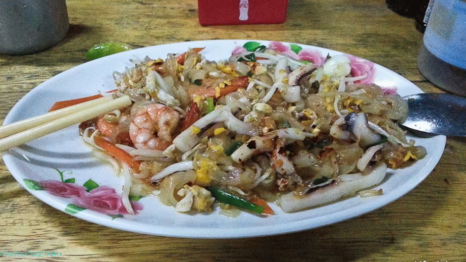 Pad Thai na Koh Chang za 50 bahtov, v neďalekej kaviarni, ale už 100 bahtov na pláži