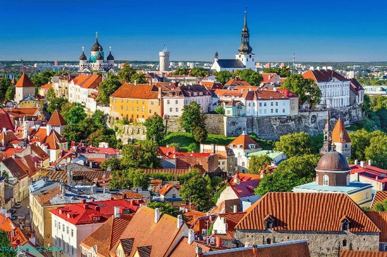 Pohľad na historické centrum Tallinnu a horné mesto