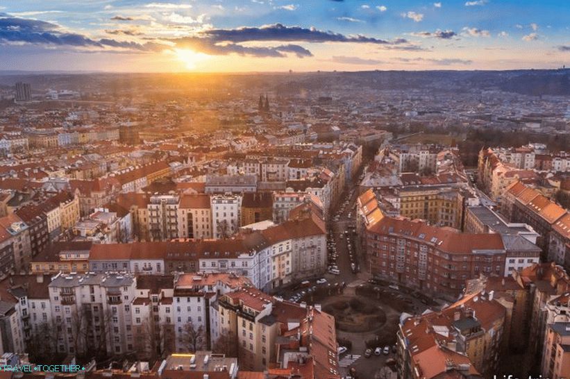 Praha pri západe slnka od Žižkovskej televíznej veže