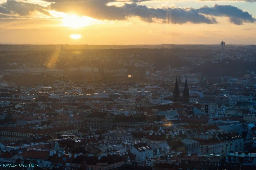 Pohľady na západ slnka Praha z televíznej veže