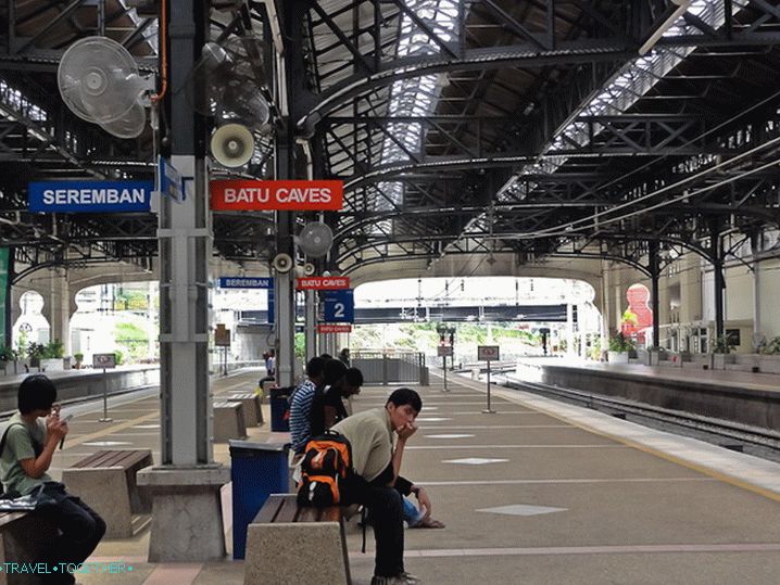 Platforma na stanici KTM Komuter so smerovými značkami