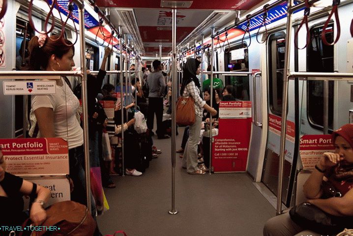 Vo vagóne LRT, ľahké metro v Kuala Lumpur