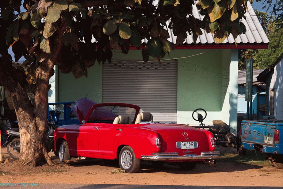 Red Mercedes Cabrio