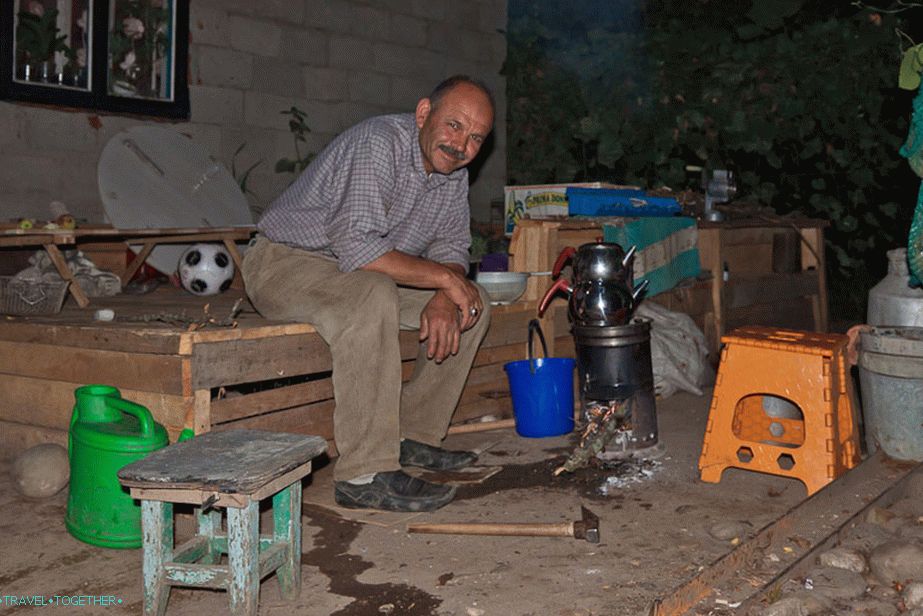 Otec rodiny rád pije čaj od špeciálneho tureckého samovaru