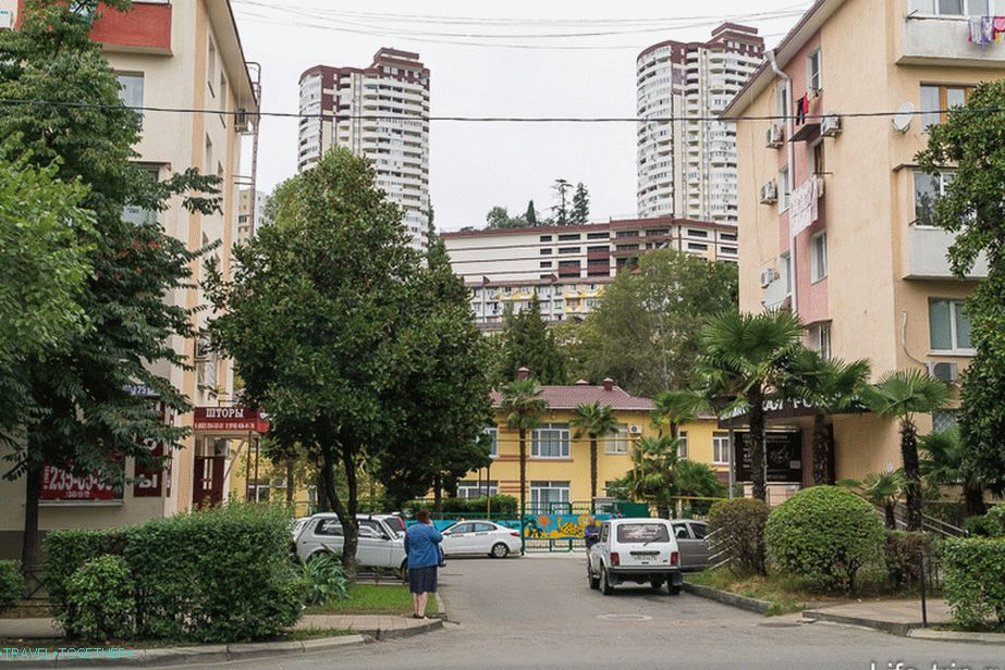 V pozadí, ulica Grape, New Soči
